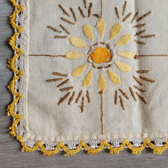 Vintage Hand-Embroidered Linen Tablecloth Stand Cover With Yellow Daisy Design & - Picture 2 of 7